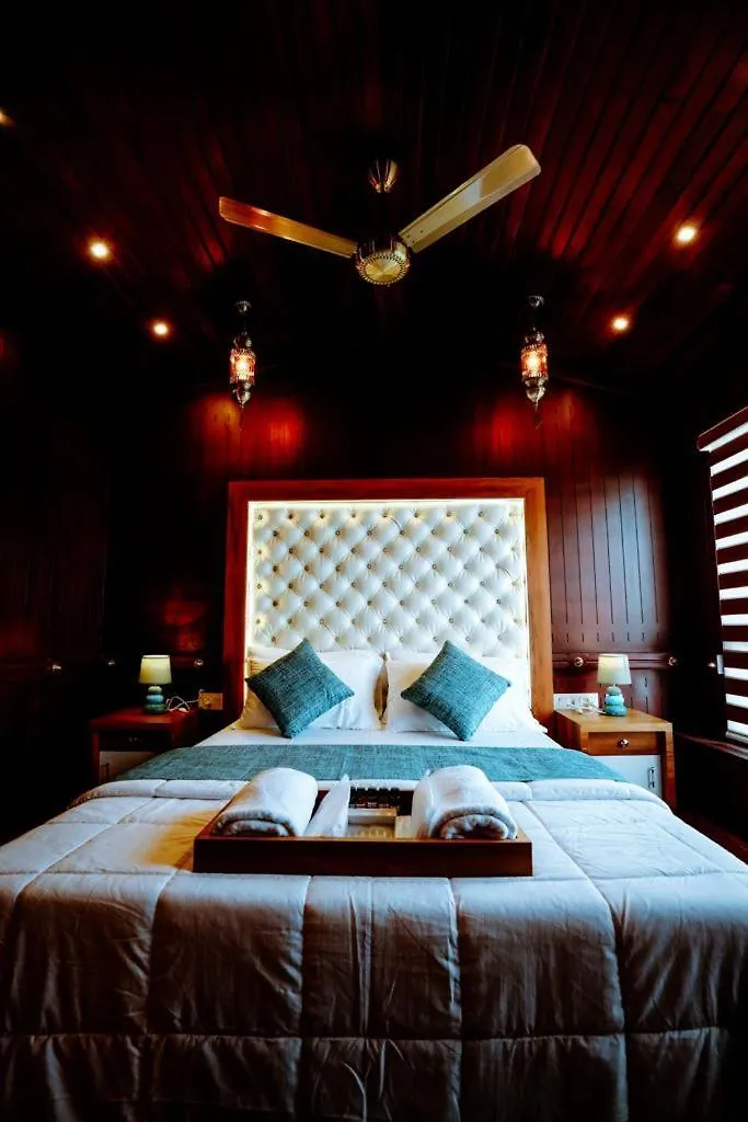 Why Not Houseboat Hotel Alappuzha