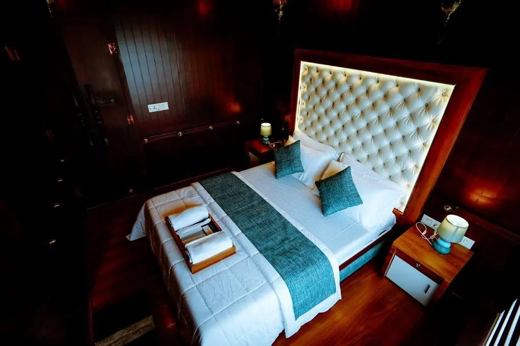 Why Not Houseboat Hotel Alappuzha